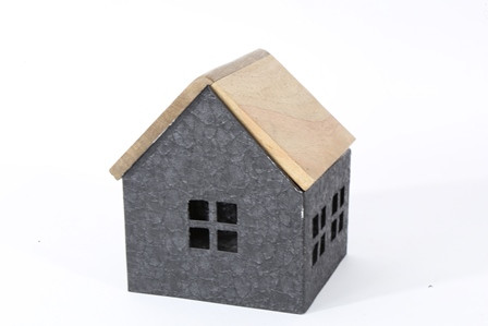 Haus m.Holzdach Metall/Holz matt schwarz/natur 13x12x16cm